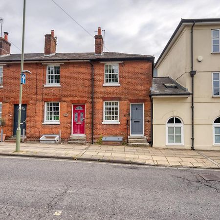 2 Bedrooms Stunning Westgate Cottage Retreat, Central Winchester, Free On-Street Parking Permit, With Garden Close To Cathedral - Sleeps 6, Pets Are Welcome, Summer Special Offer! - By Blue Puffin Stays Exterior photo