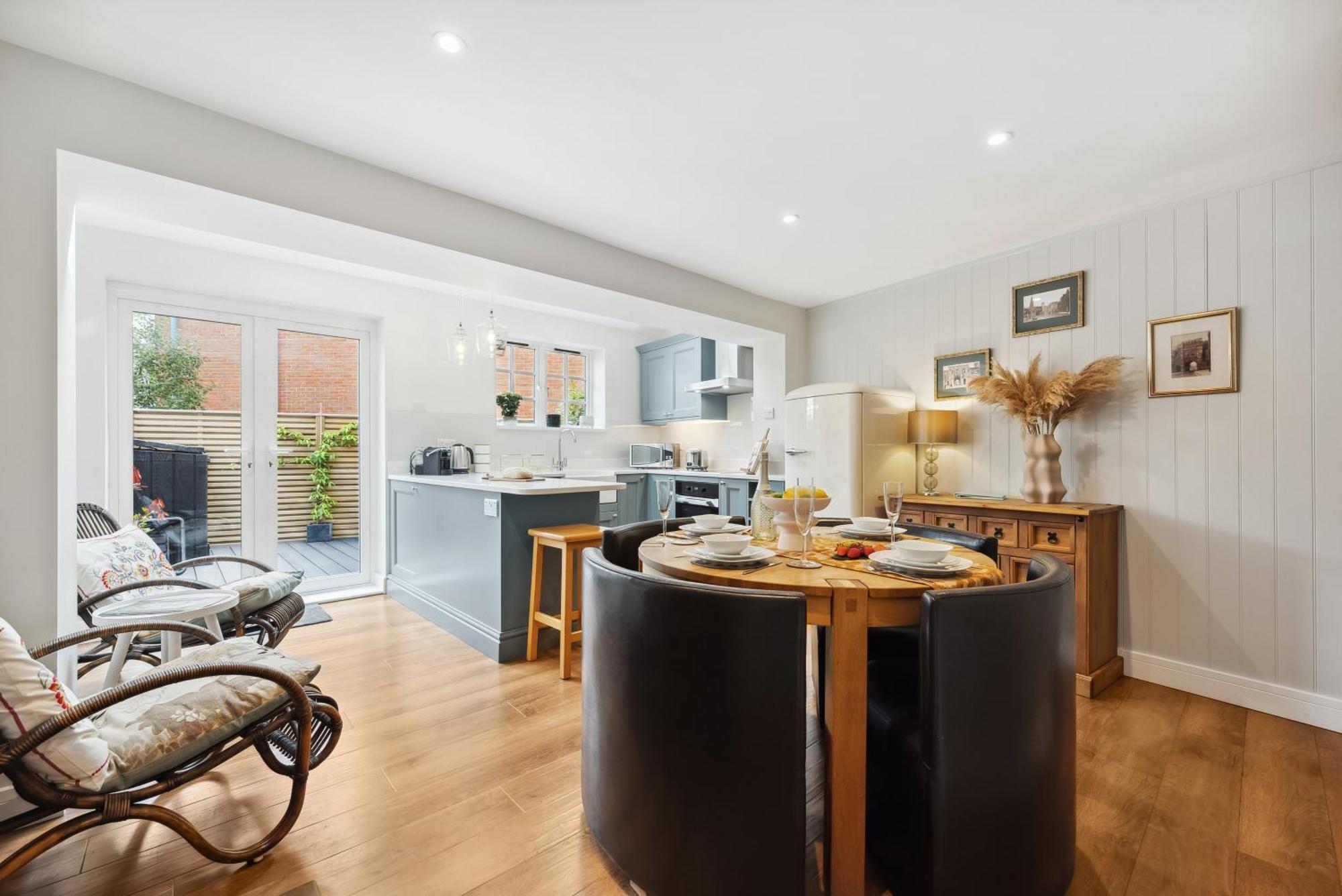 2 Bedrooms Stunning Westgate Cottage Retreat, Central Winchester, Free On-Street Parking Permit, With Garden Close To Cathedral - Sleeps 6, Pets Are Welcome, Summer Special Offer! - By Blue Puffin Stays Exterior photo