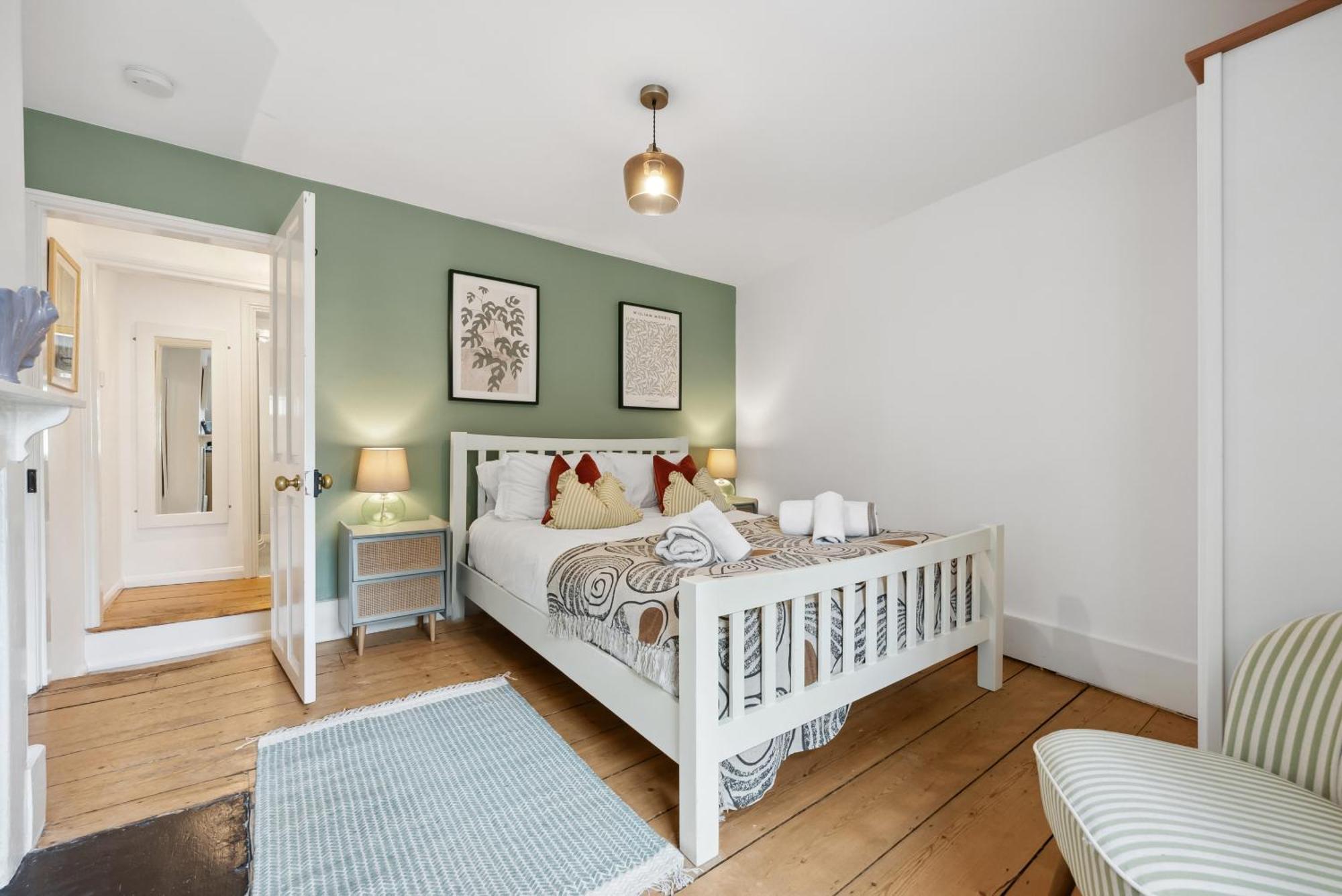 2 Bedrooms Stunning Westgate Cottage Retreat, Central Winchester, Free On-Street Parking Permit, With Garden Close To Cathedral - Sleeps 6, Pets Are Welcome, Summer Special Offer! - By Blue Puffin Stays Exterior photo