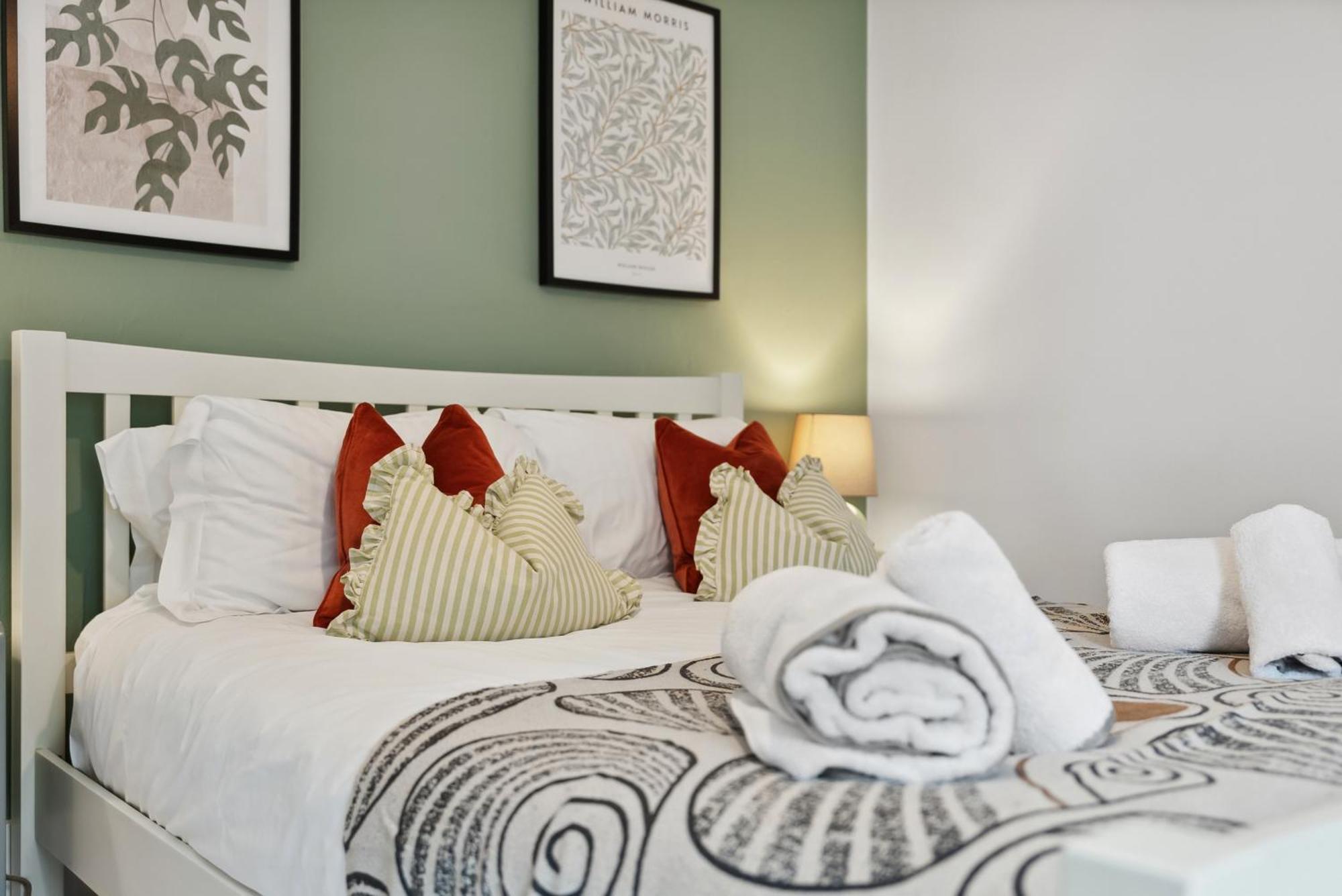 2 Bedrooms Stunning Westgate Cottage Retreat, Central Winchester, Free On-Street Parking Permit, With Garden Close To Cathedral - Sleeps 6, Pets Are Welcome, Summer Special Offer! - By Blue Puffin Stays Exterior photo
